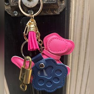 Authentic Louis Vuitton Lock &
Key Pink Dog
Tassle, Paw, charm, Key Charm